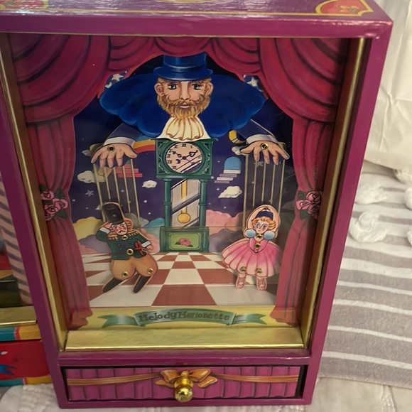 2 Vintage music 🎶 boxes. - Picture 2 of 5